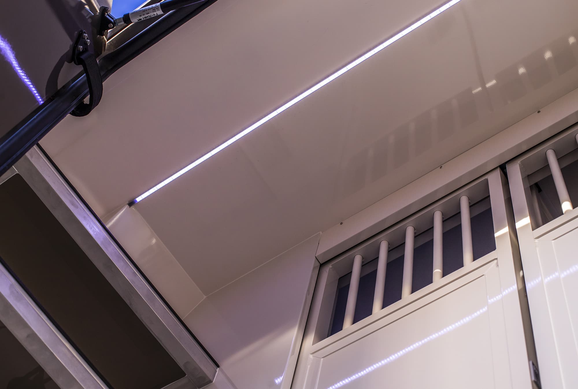 ALFAB Hästlastbilar - ALFAB Standard - Ledbelysning i sadelkammaren och hästdel