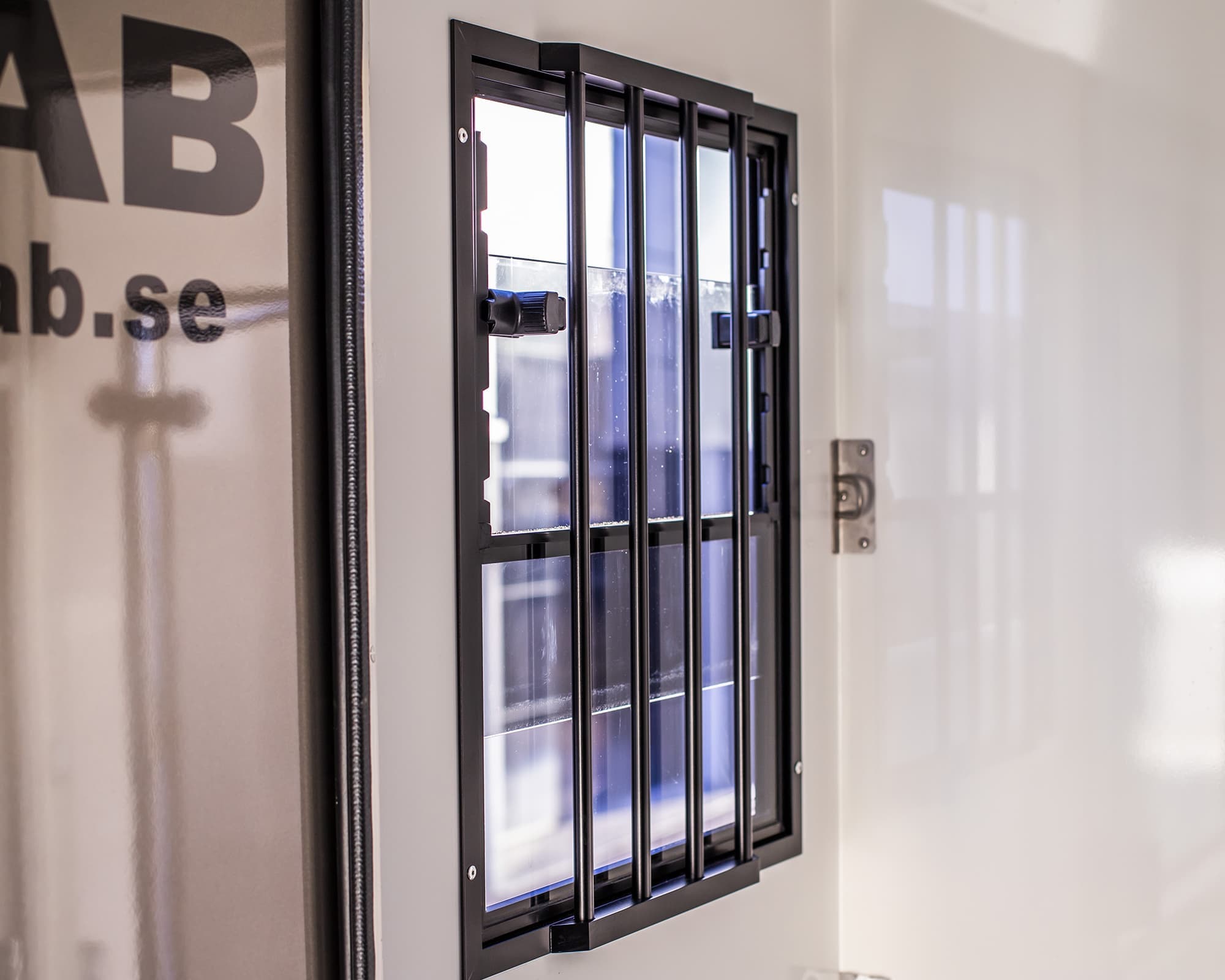 ALFAB Hästlastbilar - ALFAB Standard - fönster i hästdelen med galler