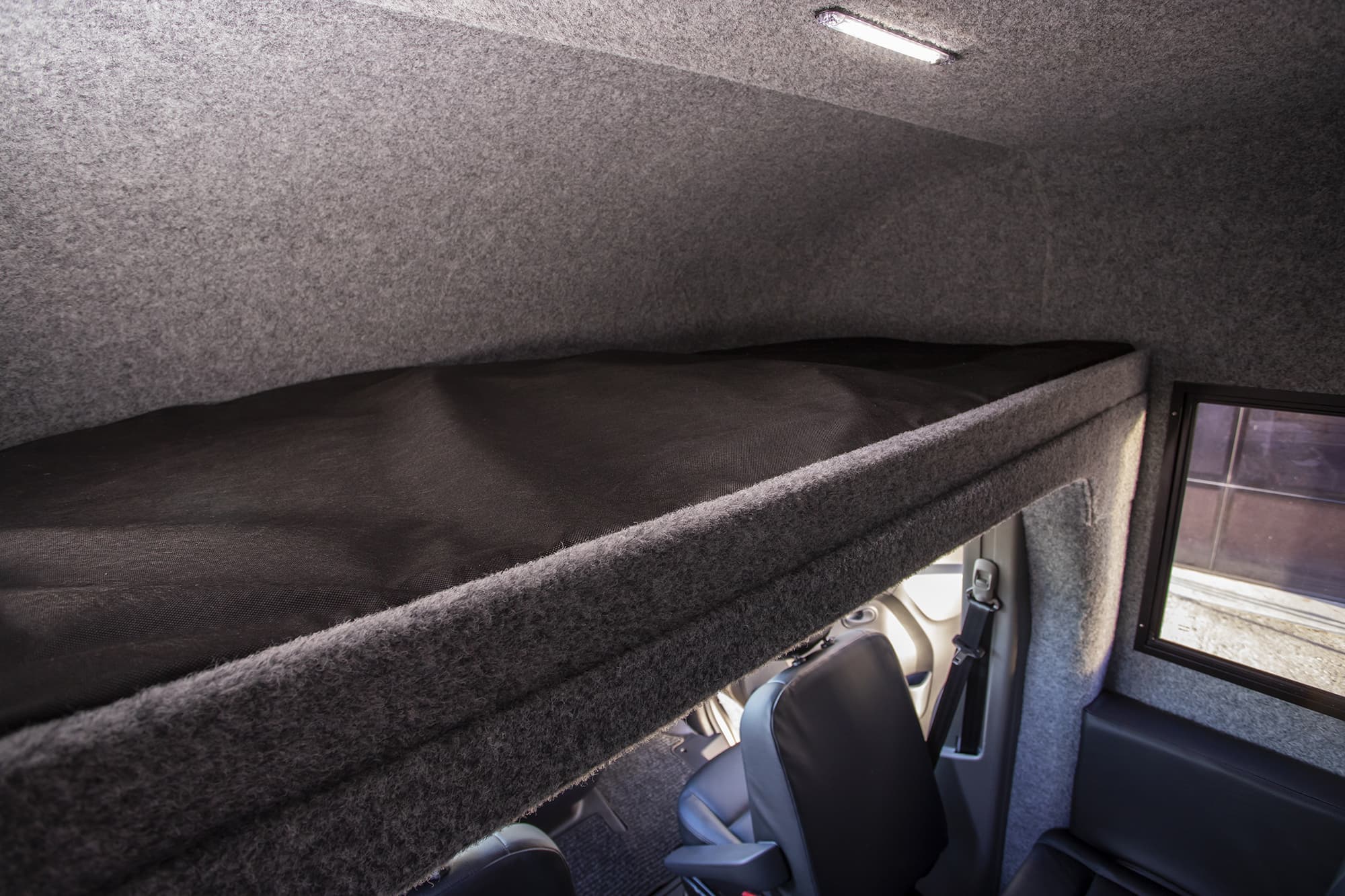 ALFAB Hästlastbilar - ALFAB Standard - Säng med madrass ovan förare